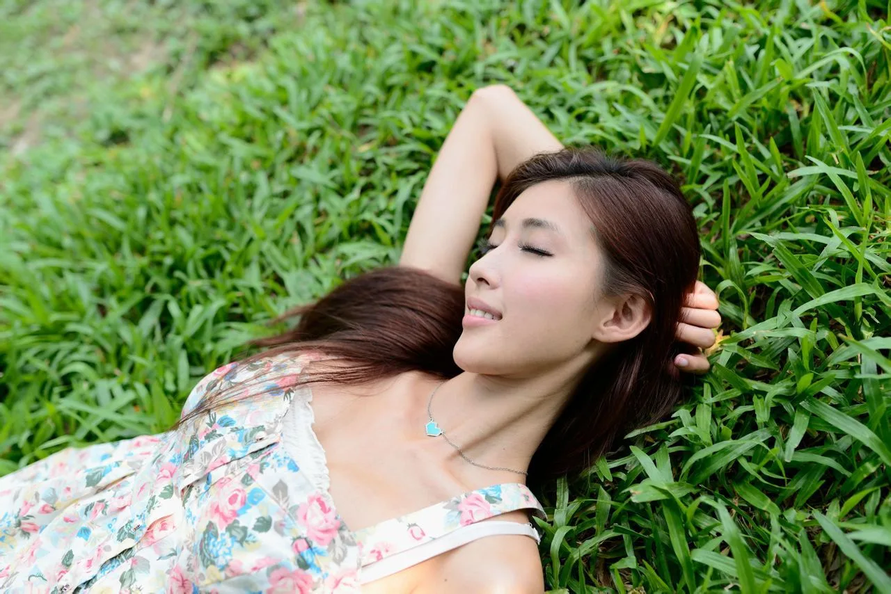 Những bức ảnh ngoài trời tuyệt đẹp của Kila Liao Tingling trong chiếc váy. - 9