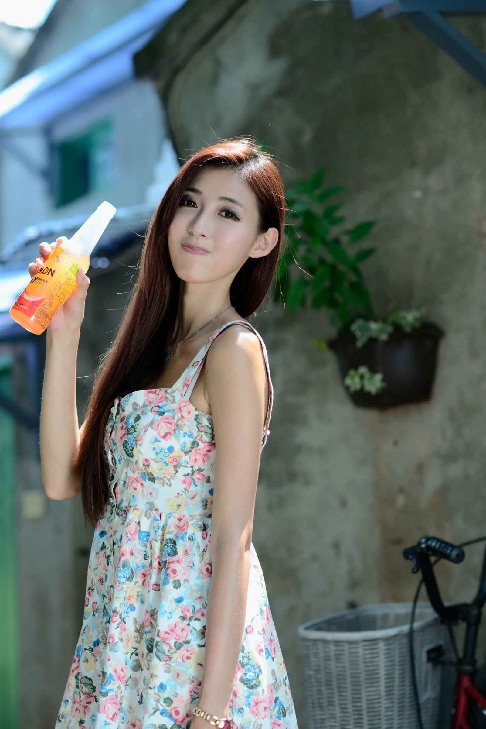 Những bức ảnh ngoài trời tuyệt đẹp của Kila Liao Tingling trong chiếc váy. - 11